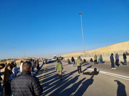 وفقة احتجاجية على مفرق سعوة بالنقب